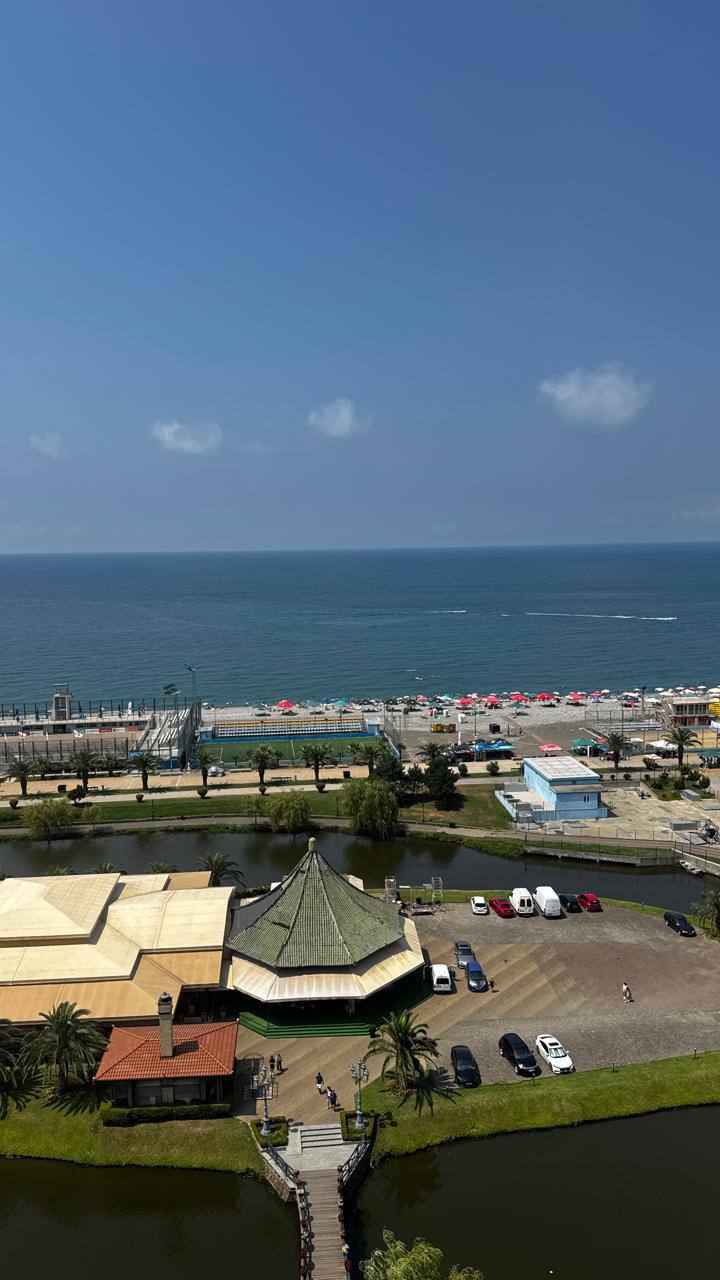 Сдаются апартаменты на долгий срок с 25 августа в комплексе на первой береговой линии Alliance Palace.